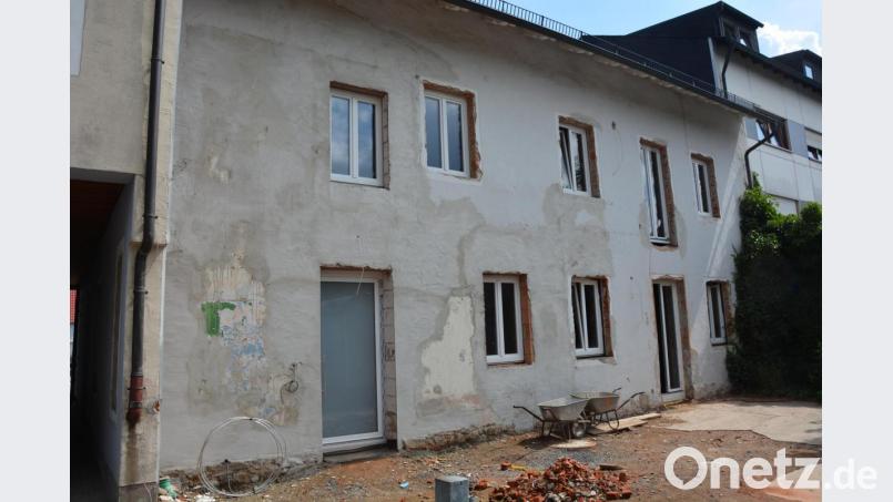 Hier an der Außenhaut des Gebäudes im Innenhof werden noch eine Terrasse und ein Balkon angebaut. Ab ersten Quartal 2020 können beide Wohnungen dann bezogen werden. Bild: jr