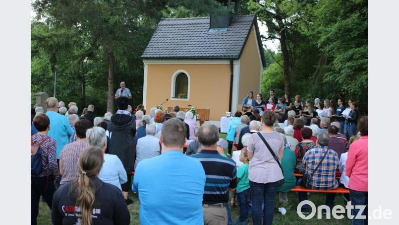 Viele Besucher lauschen Willi Dötsch bei seiner Ansprache zum 60-jährigen Bestehen der Wolfgangsiedlung. Bild: sne