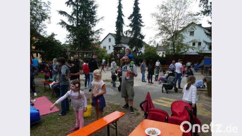 Groß war der Andrang an der Schaumkuss-Schleuder. Eine süße Köstlichkeit war der verdiente Lohn. Bild: bnr