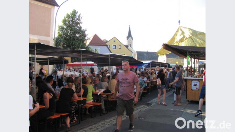 Am Abend sind alle Plätze auf dem Marktplatz restlos besetzt. Bild: sei