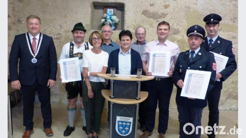 Mit Bronze geehrt (von links): Bürgermeister Stefan Braun, Christian Pöllath, Annemarie Kremser, Hans Peter Lautenschlager, Lisa Müller, Erhard Eichenseer, Jürgen Rubenbauer, Tobias Lang und Andreas Niebler. Bild: jp