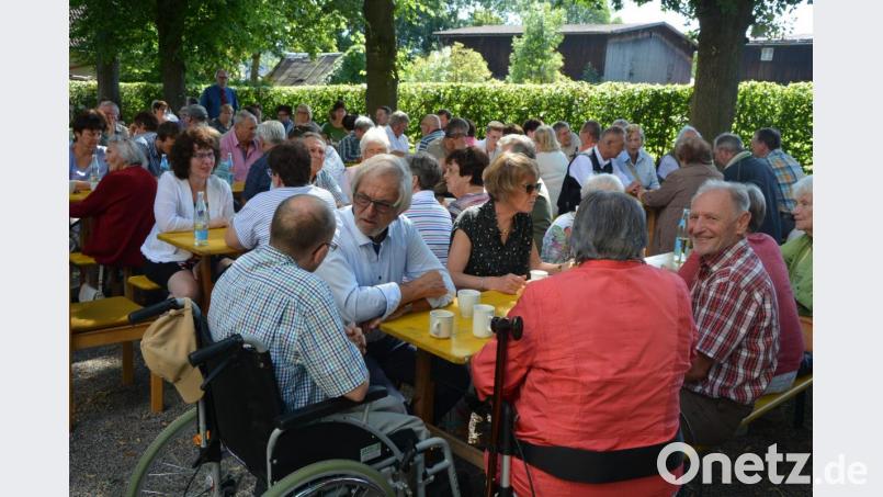Hervorragend besucht war am Sonntagnachmittag das traditionelle Kirchencafé der Evangelischen Kirchengemeinde Groschlattengrün-Pechbrunn am Platz vor der Friedenskirche. Bild: jr