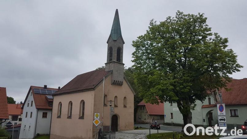 Seit Sonntagabend, 18. August, ohne Kreuz: Der starke Sturmwind fegte Sockel und Kreuz aus Gusseisen vom Kirchturm von Maria Unbefleckte Empfängnis in Burgtreswitz. Die schweren Trümmer beschädigten beim Herabstürzen auch das Dach und ein Fenster. Bild: gi