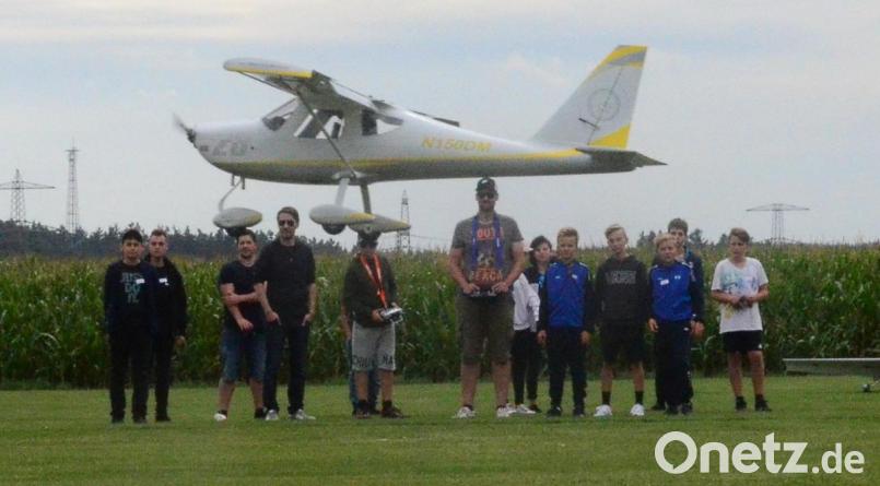 Mit großen Augen verfolgten die Kinder die Flugshow in Maierhof. Anschließend durften sie selber an die Fernbedienung. Bild: Kunz