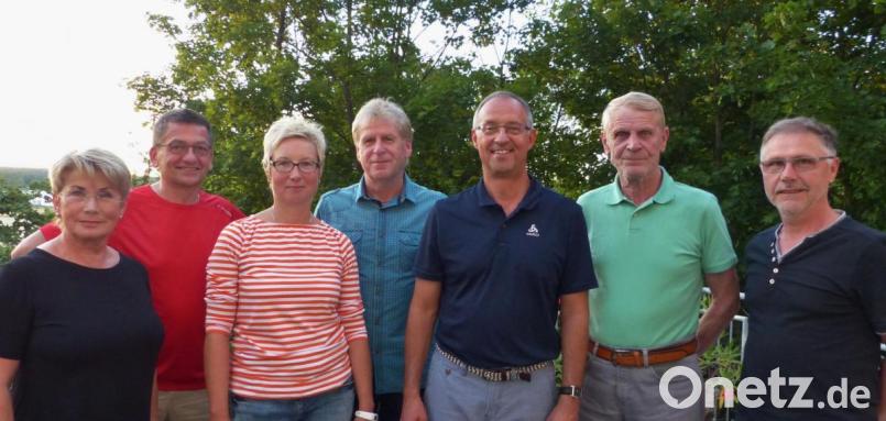 Der Vorstand der Bürgerinitiative Elwusch wird einstimmig bestätigt (von links): Frieda Ablassmeier, Peter Stingl, Doris Schneider, Norbert Pusch, Vorsitzender Georg Dobmeier, Manfred Grützner und Josef Hausner. Bild: ads