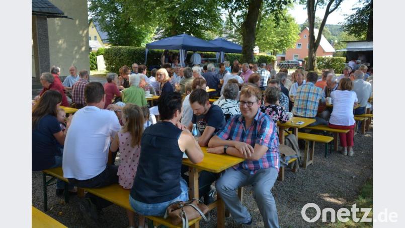 Hervorragend besucht war am Sonntagnachmittag das traditionelle Kirchencafé der Evangelischen Kirchengemeinde Groschlattengrün-Pechbrunn am Platz vor der Friedenskirche. Bild: jr