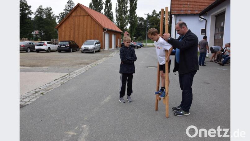 Auch Stelzenlaufen will gelernt sein - beim Ferienprogramm der FWG konnte man es lernen. Bild: fla