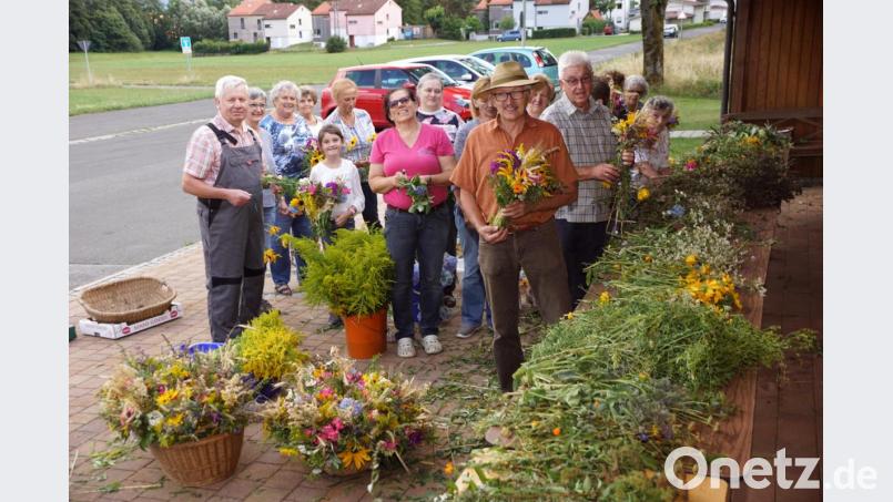 Die Mitglieder des Obst- und Gartenbauvereins haben wieder Kräuterbuschen für Mariä Himmelfahrt gebunden. Bild: bkr
