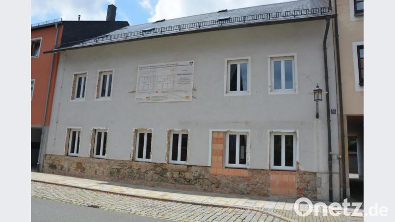 Das ehemalige Spross-Haus von der Bahnhofstraße aus gesehen wird derzeit komplett saniert und als Wohnort auf Vordermann gebracht. Ab erstes Quartal 2020 können die beiden Wohnungen bezogen werden. Bild: jr