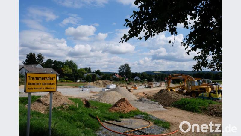 Zügig gehen die Erschließungsarbeiten für das neue Baugebiet "Maifurt" in Tremmersdorf voran. Mit der Asphaltierung der Siedlungsstraße ist im September 2019 zu rechnen, versicherte der Bürgermeister. Dann könne der Bauboom in der Gemeinde weitergehen Bild: do