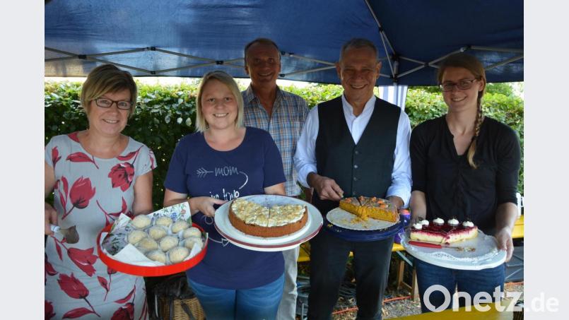 Reichhaltig bestückt war das Kuchenbüfett mit selbst gebackenen Kuchen. Mittendrin Pfarrer Klaus Wening (Zweiter von rechts) und Kirchenvorstand Michael Böx mit den fleißigen Frauen. Bild: jr