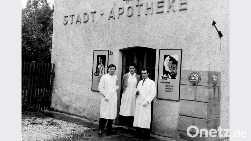 Professor Josef Krieglstein (links) als junger Pharmaziepraktikant in der Stadt-Apotheke Eschenbach. Bild: hev