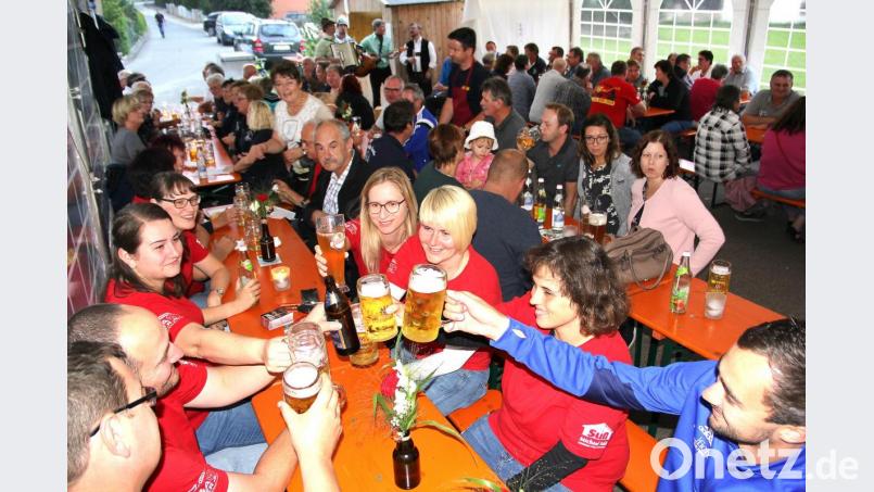 Ausgezeichnete Stimmung verbreiteten die Musiker am Abend im vollen Festzelt Die Feuerwehr Rottendorf stieß auch schon mal auf ihr Jubiläumsfest im nächsten Jahr an.. Bild: boj