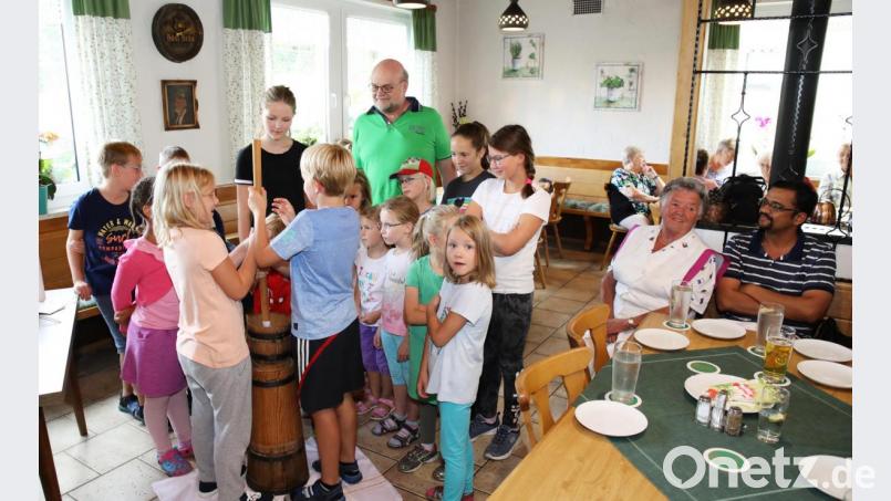 In der Sportklause Helgert organisierte das Generationen-Netzwerk ein "Ausbuttern" mit Jung und Alt. Mit auf dem Foto Anni Gruber (zweite von rechts) und Projektleiter Roland Lochner (hinten grünes Hemd) Bild: JOCHEN NEUMANN 
ERBENDORF