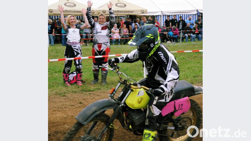 Drei Mädels, ein Mofa: Im Neukirchener Team Bixen Racing trat Anne Renner als Startfahrerin an und wurde von Rebecca Baumer und Maxi Morner zu mehr Tempo angefeuert. Bild: gf