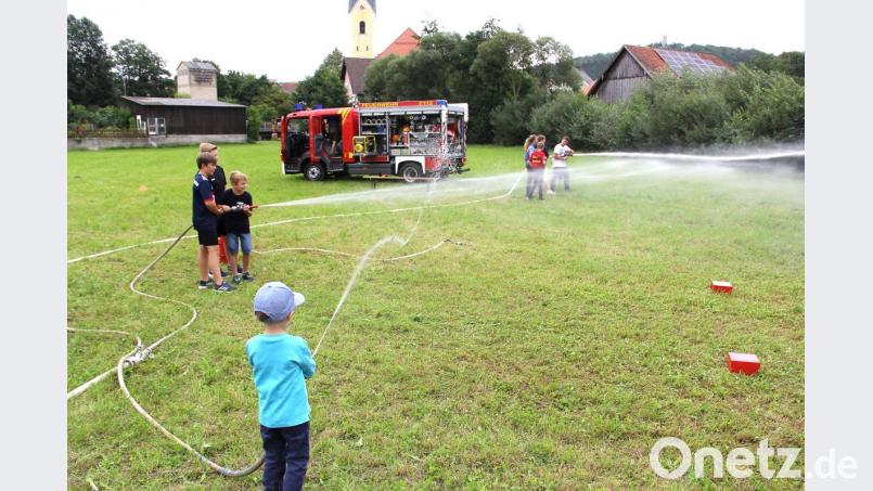 Einen Riesenspaß hatten die Kinder bei ihren spielerischen Löschübungen. So manches T-Shirt blieb da nicht trocken. Bild: boj