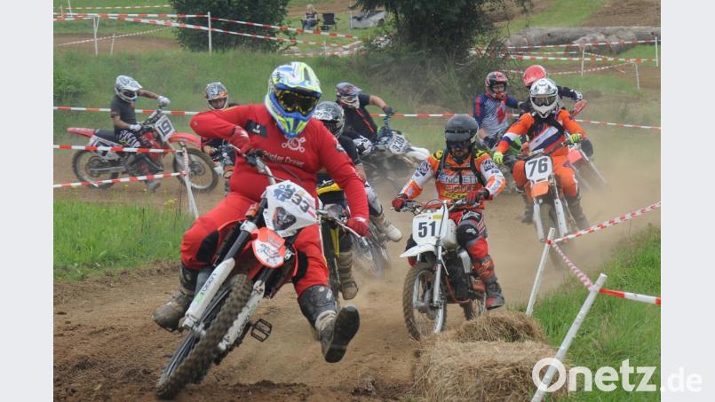 Gleich vom Start weg ging das Team Zündapps letzte Rache (333) in Führung. Dicht dahinter Daniel Kempf (51), der mit John Engelhard für das Team Robeis Racing, Neukirchen, fuhr, das im Gesamtklassement den zweiten Platz belegte. Bild: gf