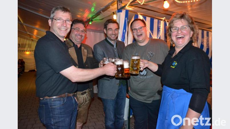Auf gutes Gelingen stießen Bürgermeister Hermann Ach, Stellvertretender Vorsitzender Sandro Stefinger, Stephan Oetzinger, Schriftführer Stefan Brandmiller und CSU-Ortsvorsitzende Erika Sauer (von links) an. Bild: gi