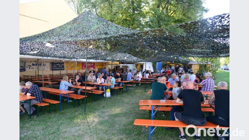 Am Sonntagnachmittag lud die Reservistenkameradschaft zur Kaffeerunde mit Musikbegleitung von "Bernie" Kreuzer ein. Bild: bey