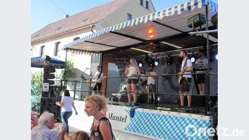 Für Stimmung sorgt am Nachmittag die Partyband &quot;Power&quot; mit Sängerin. Bild: sei