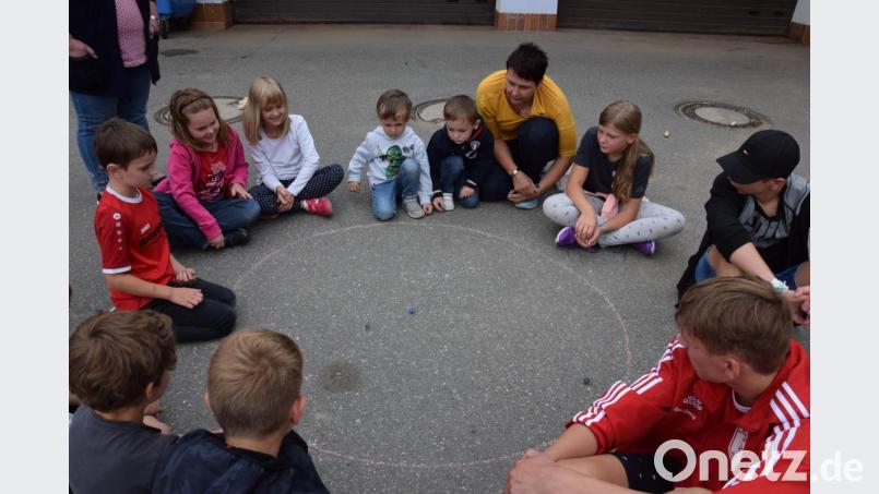 Andrea Götz (gelbes Shirt) weiht die Kinder in die Geheimnisse des &quot;Schusserns&quot; ein. Bild: fla