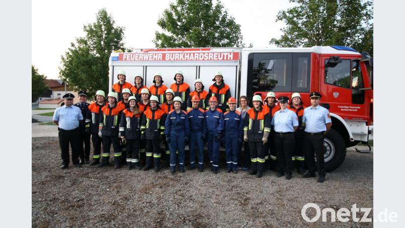 Am Erfolg hat wohl niemand gezweifelt: 21 Prüflinge der Feuerwehr Burkhardsreuth beweisen bei der Leistungsprüfung in Preißach Teamgeist und Können. Kreisbrandmeister Jürgen Haider (von links) und Kommandant Stefan Groß sind stolz auf die Truppe. Bild: bjp