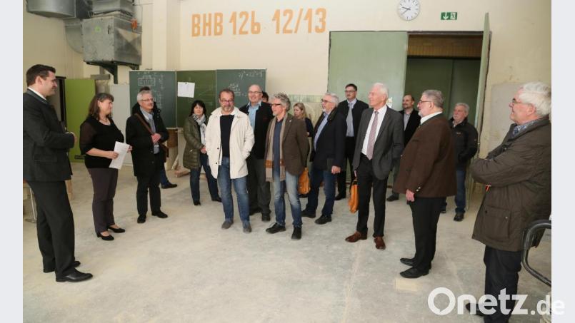 Der Kreistagsausschuss für Planung und Bau mit Ladnrat Thomas Ebeling (links) an der Spitze nahm auch die Werkstätten in den Bauhallen in Augenschein. Sie werden abgerissen, wenn der Neubau auf einem benachbarten Grundstück steht, dass der Landkreis gekauft hat. Bild: Hösamer