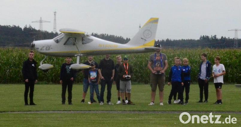 Mit großen Augen verfolgten die Kinder die Flugshow in Maierhof. Anschließend durften sie selber an die Fernbedienung. Bild: Kunz