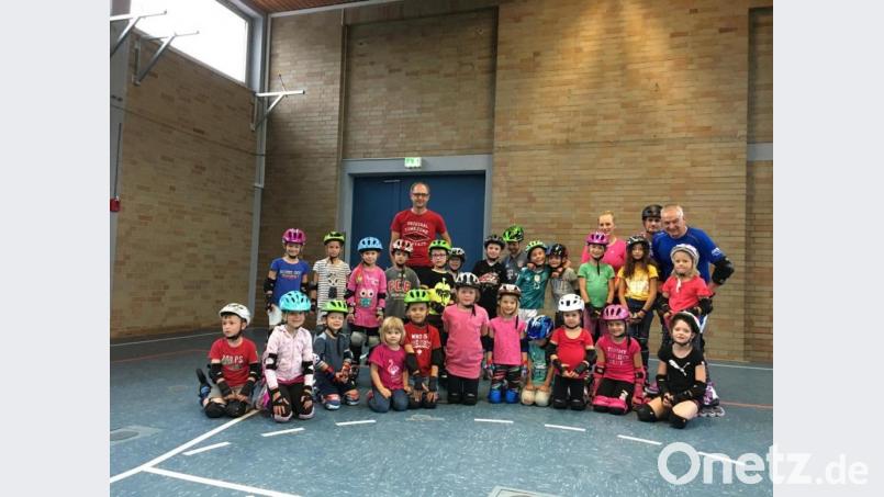 Helm auf den Kopf, Schoner an die Beine und Arme und zum Schluss die Inline-Skates an die Füße. Dann kann es auch schon losgehen. In der Pressather Stadthalle üben die Kinder in den Sommerferien das Fahren mit Inline-Skates. Bild: exb