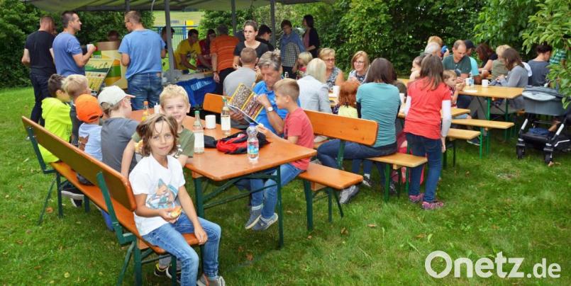 Ein köstlicher Aufstrich: Kinder und Erwachsene lassen sich im Garten der Familie Böhme Honigsemmeln schmecken. Bild: ü