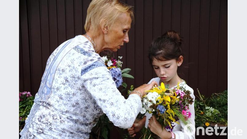 Einen alten Brauch pflegt der Obst- und Gartenbauverein. Jährlich bindet er zu Mariä Himmelfahrt Kräuterbuschen. Lina war mit dabei und half ihrer Oma Irene bei der wohlriechenden Arbeit. Bild: bkr