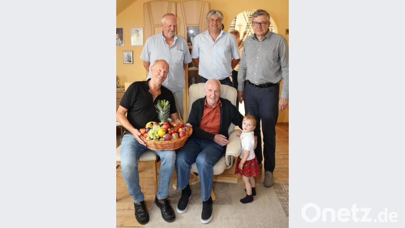 Zum 80. Geburtstag von Peter Neumann (erste Reihe zweiter von links) gratulierte der Schachclub mit Vorsitzendem Wolfgang Hofmann (sitzend links) und Anton Arnold, Stefan Schramm und Franz Weiß. Mit auf dem Bild Neumanns Enkelin Eleonore. Bild: njn