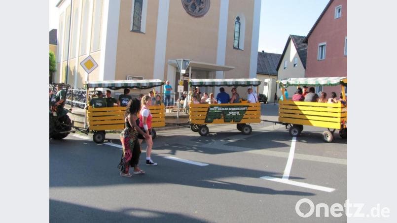Viele Gäste genießen die Rundfahrt mit dem FWG-Bockl durch Mantel. Bild: sei