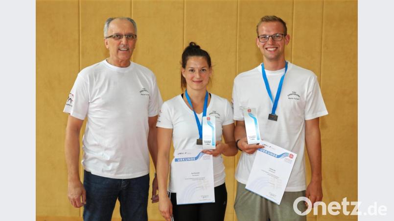 (von links) TSV-Spartenleiter Bernd Rose mit Iris Purucker und Tobias Hör. Bild: njn