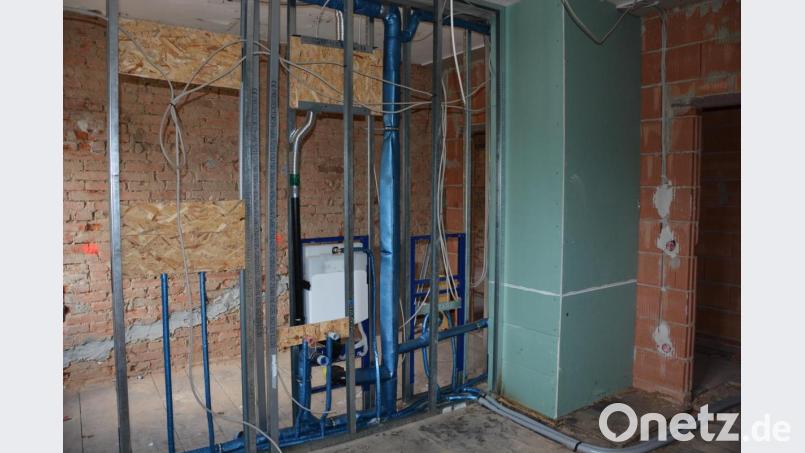 Die Installationsarbeiten sind nahezu abgeschlossen. Jetzt folgen der Innenputz, Estrich- und Trockenbauarbeiten. Bild: jr