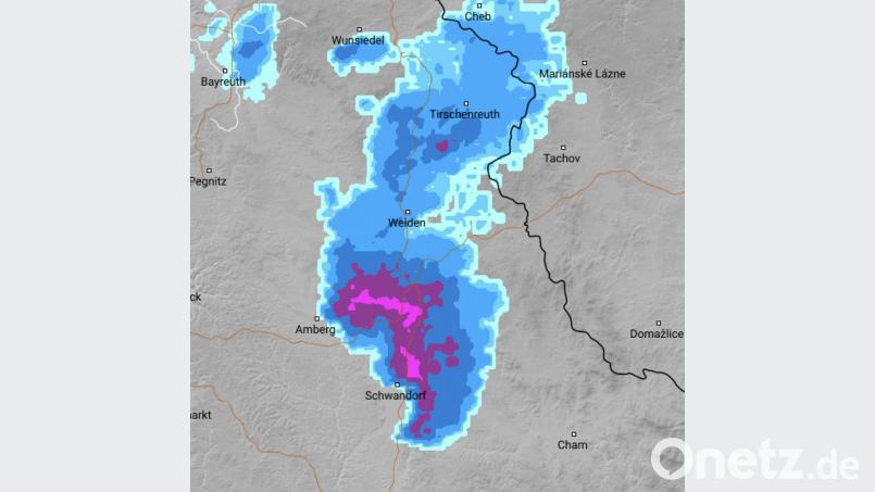Die Gewitterzelle am Sonntag über der Oberpfalz. Die violetten Regionen waren besonders stark betroffen, die blauen erlebten „normales“ Gewitter. Bild: Wetter Online/Neumaier