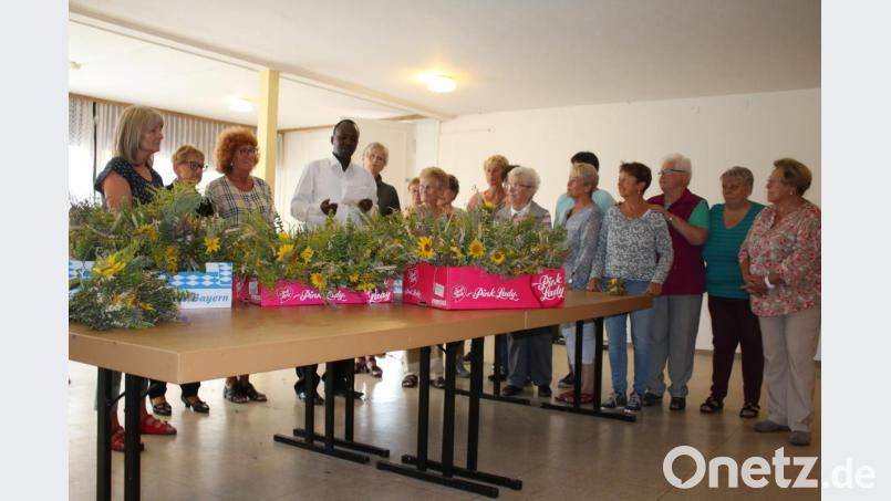 Pfarrer Gilbert aus Kenia segnet die vom Missionskreis gebundenen Kräuterbuschen. Bild: sne