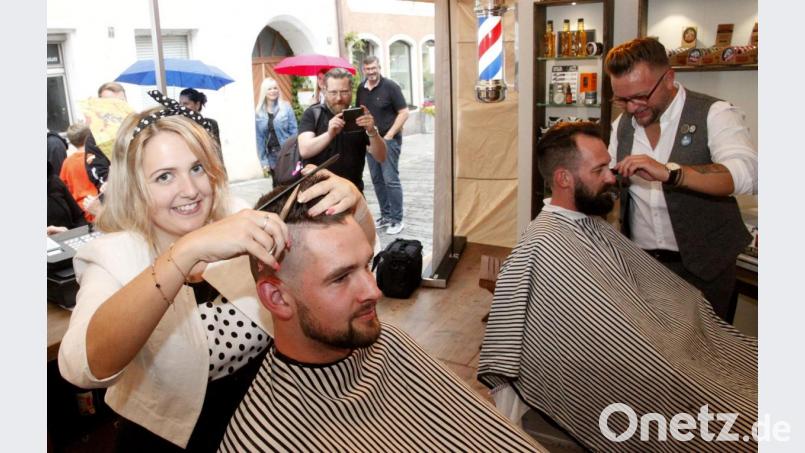 Ein "Fade-Cut" gefällig: Die "Preglers" verpassten den Herren die neuesten Haarschnitte. Bild: Hirsch