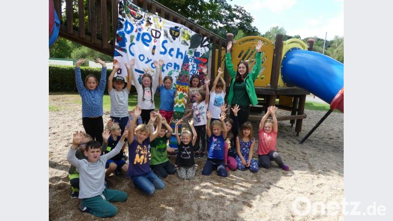 Mit einem letzten "Hurra" verabschieden sich die "Schlauen Coyoten" mit ihrer "Squaw" Sarah Gottsche. Bild: rn