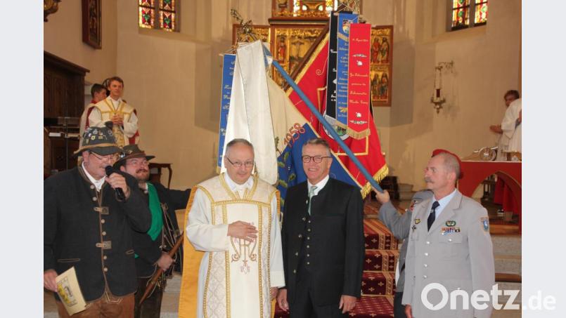 Die Fahnen beider Vereine wurden gekreuzt. im Vordergrund Stadtpfarrer Georg Flierl und Bürgermeister Franz Stahl. Bild: kro