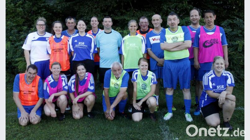 Die Damen des SC Weinberg trugen gemeinsam mit den Heimbewohnern der Ohmstraße ein Fußballturnier aus. Bild: Hirsch