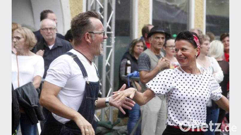 Rockabilly am Neunburger Schrannenplatz: Die Luckyliners aus Wackersdorf tanzten zur Country-Musik der "Sunny Recorders". Bild: Hirsch