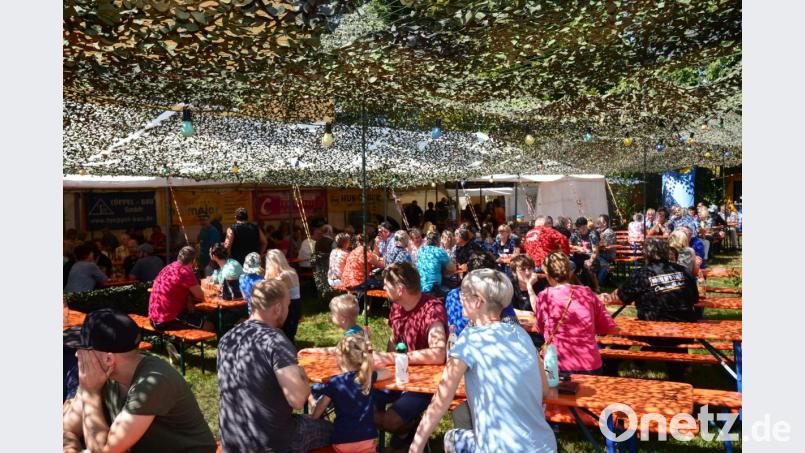 Das Tarnnetz als Sonnenschutz überträgt sein Muster auf die Besucher. Bild: bey