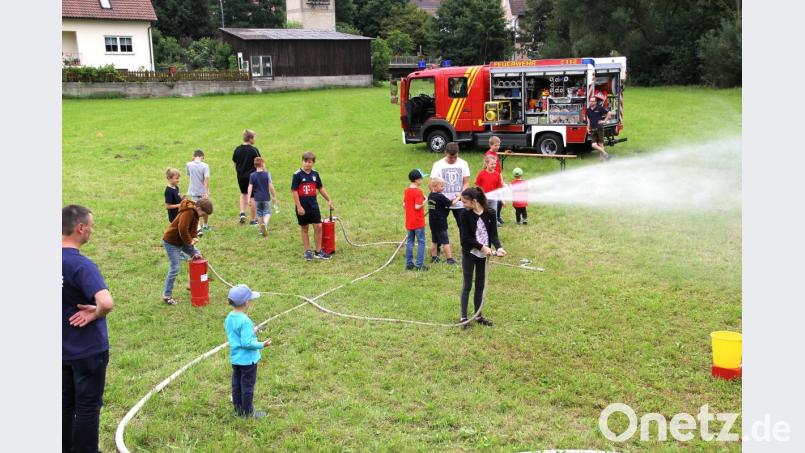 Einen Riesenspaß hatten die Kinder bei ihren spielerischen Löschübungen. So manches T-Shirt blieb da nicht trocken. Bild: boj