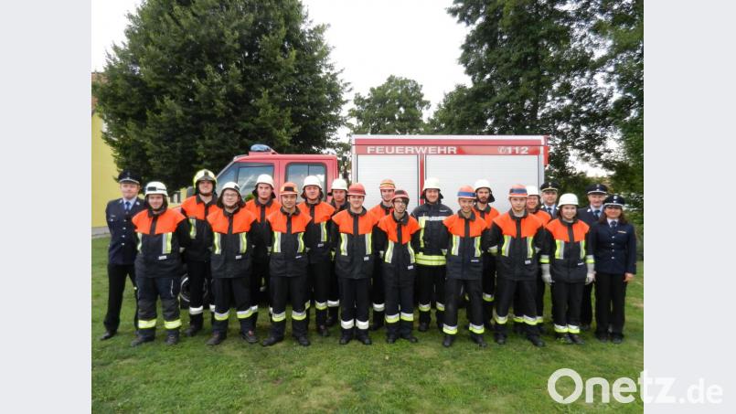 Die 118. und die 119. Gruppe der Feuerwehr Tremmersdorf erwerben das Leistungsabzeichen „Die Gruppe im Löscheinsatz“. Sieben Teilnehmer sind zum ersten Mal dabei. Die große Anzahl an „Neulingen“ gibt auch Kommandant Markus Hefner (links) sowie den Schiedsrichtern (von rechts) Mirjam Schuller, Rainer Kopp und Wolfgang Schwarz.Hoffnung für eine gute Zukunft der Tremmersdorfer Wehr. Bild: rod