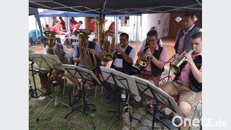 Die Kistlmusikanten sorgten mit ihrer Musik für eine ausgelassene Stimmung bis in die späten Abendstunden hinein. Bild: hir