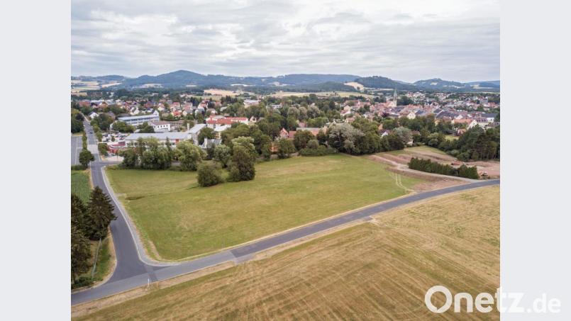 Auf dieser Wiese an der Berndorfer Straße (vorne) soll einmal die neue Realschule Kemnath stehen. Im Hintergrund ist die Mehrzweckhalle zu sehen. Bild: dtr