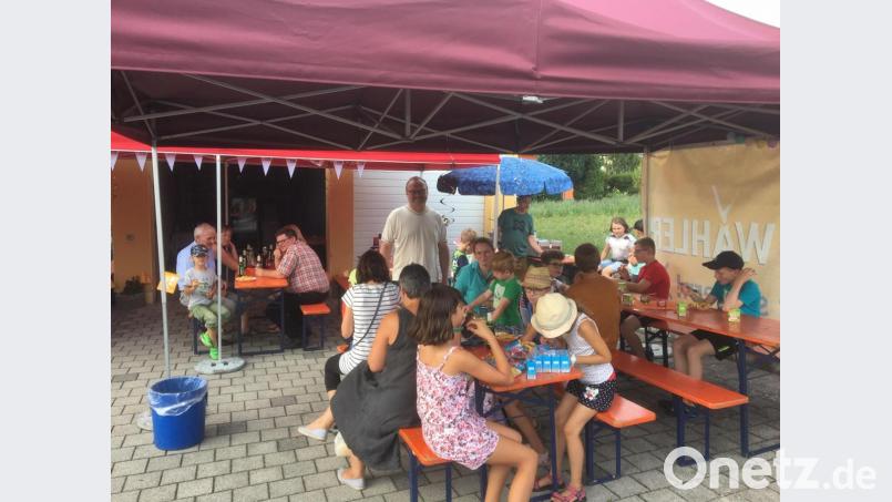 Gartenfest bei Marktrat Uwe König (stehend Mitte) , bei dem die Kinder zum Abschluss Pommes und Eis erhalten haben. Bild: nbu