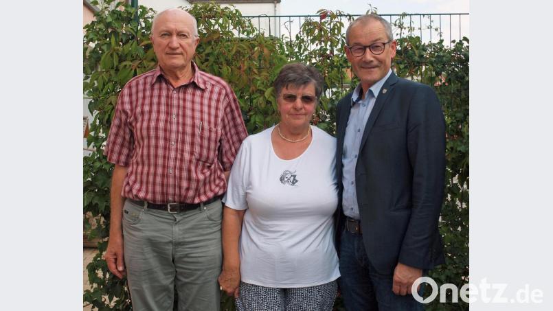 Zur goldenen Hochzeit gratulierte Bürgermeister Erwin Geitner dem Jubelpaar Monika und Georg Walz (von rechts). Bild: sön