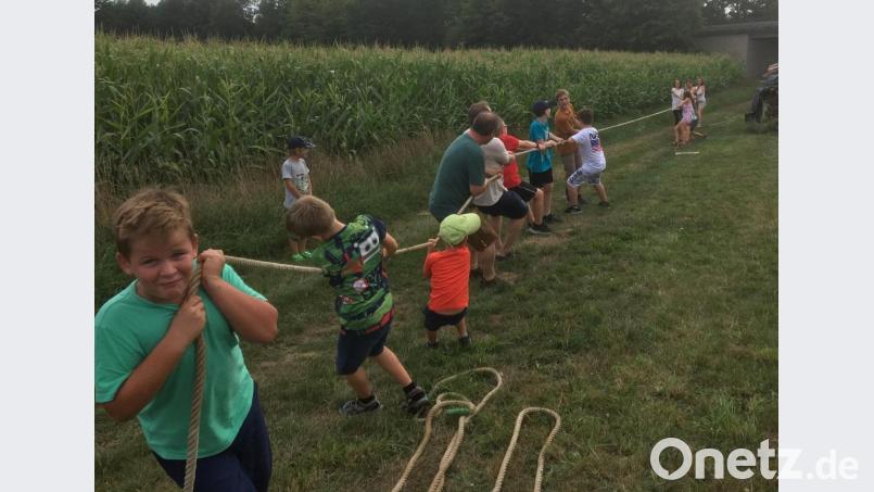 Großen Spaß hatten die Kinder beim traditionellen Tauziehen. Bild: nbu